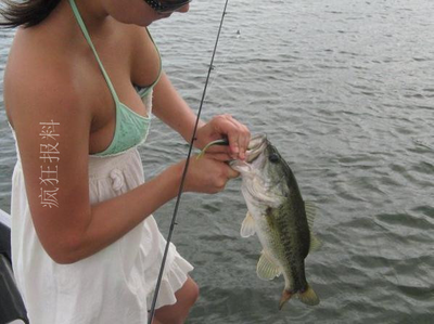 [美女爱钓鱼]美女也来钓鱼,内急了怎么办?