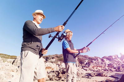 老人与孙子钓鱼图片-老人与孙子在钓鱼素材-高清图片-摄影照片-寻图免费 .