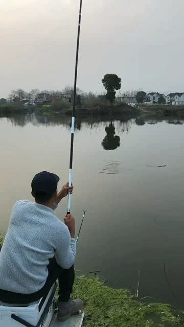 人生第一次垂钓 宁静与期待的交织