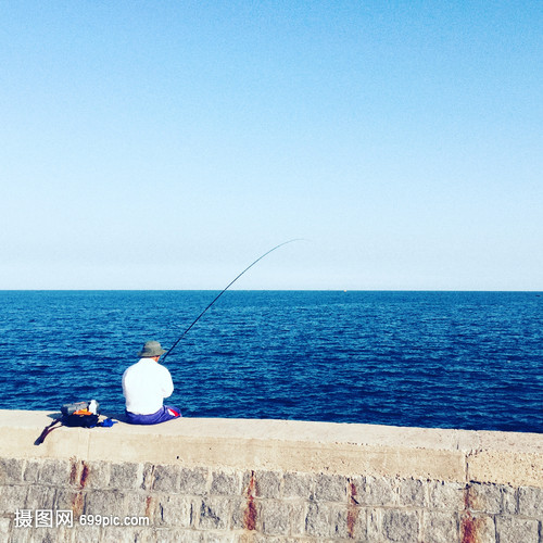 海边垂钓的老人
